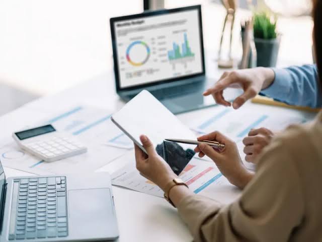 Phân tích kỹ lưỡng các chỉ số NPV, IRR và Payback Period giúp CEO kiểm soát dòng tiền an toàn.